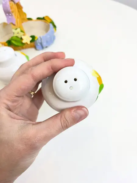 Foto de um(a) Saleiro e pimenteiro em porcelana pintada a mão, da categoria de Saleiros e pimenteiros. Jogo de saleiro e pimenteiro em porcelana pintada a mão, com suporte em resina também pintado a mão. Leves marcas do tempo e... Mostrado de uma perspectiva diferente. Vendido no marketplace Trésors.