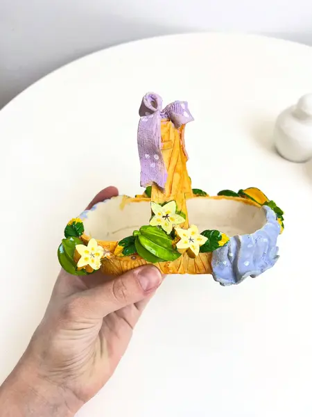 Foto de um(a) Saleiro e pimenteiro em porcelana pintada a mão, da categoria de Saleiros e pimenteiros. Jogo de saleiro e pimenteiro em porcelana pintada a mão, com suporte em resina também pintado a mão. Leves marcas do tempo e... Mostrado de uma perspectiva diferente. Vendido no marketplace Trésors.