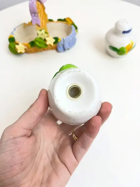 Foto de um(a) Saleiro e pimenteiro em porcelana pintada a mão, da categoria de Saleiros e pimenteiros. Jogo de saleiro e pimenteiro em porcelana pintada a mão, com suporte em resina também pintado a mão. Leves marcas do tempo e... Mostrado de uma perspectiva diferente. Vendido no marketplace Trésors.