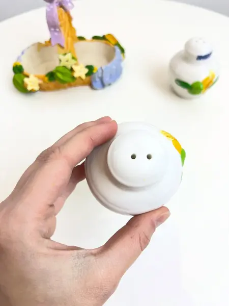 Foto de um(a) Saleiro e pimenteiro em porcelana pintada a mão, da categoria de Saleiros e pimenteiros. Jogo de saleiro e pimenteiro em porcelana pintada a mão, com suporte em resina também pintado a mão. Leves marcas do tempo e... Mostrado de uma perspectiva diferente. Vendido no marketplace Trésors.