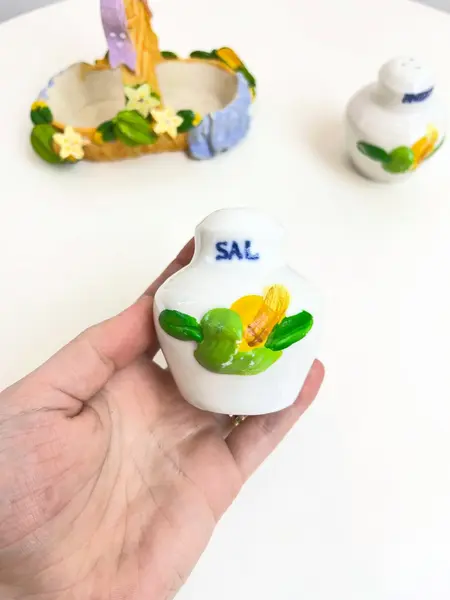 Foto de um(a) Saleiro e pimenteiro em porcelana pintada a mão, da categoria de Saleiros e pimenteiros. Jogo de saleiro e pimenteiro em porcelana pintada a mão, com suporte em resina também pintado a mão. Leves marcas do tempo e... Mostrado de uma perspectiva diferente. Vendido no marketplace Trésors.