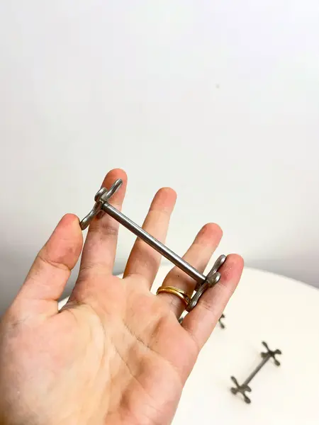 Foto de um(a) ​Jogo com 6 apoios de talher em metal, da categoria de Outros utensílios. Jogo com 6 apoios de talher em metal. Leves marcas do tempo e uso. Medidas: 7x3cm cada. Mostrado de uma perspectiva diferente. Vendido no marketplace Trésors.