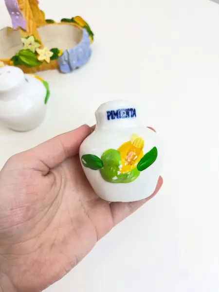 Foto de um(a) Saleiro e pimenteiro em porcelana pintada a mão, da categoria de Saleiros e pimenteiros. Jogo de saleiro e pimenteiro em porcelana pintada a mão, com suporte em resina também pintado a mão. Leves marcas do tempo e... Mostrado de uma perspectiva diferente. Vendido no marketplace Trésors.