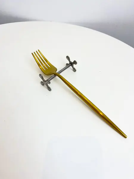 Foto de um(a) ​Jogo com 6 apoios de talher em metal, da categoria de Outros utensílios. Jogo com 6 apoios de talher em metal. Leves marcas do tempo e uso. Medidas: 7x3cm cada. Mostrado de uma perspectiva diferente. Vendido no marketplace Trésors.