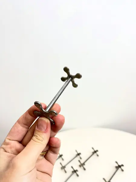 Foto de um(a) ​Jogo com 6 apoios de talher em metal, da categoria de Outros utensílios. Jogo com 6 apoios de talher em metal. Leves marcas do tempo e uso. Medidas: 7x3cm cada. Mostrado de uma perspectiva diferente. Vendido no marketplace Trésors.