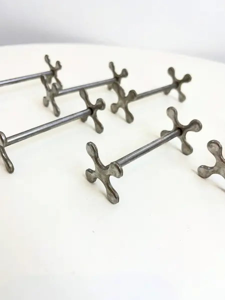Foto de um(a) ​Jogo com 6 apoios de talher em metal, da categoria de Outros utensílios. Jogo com 6 apoios de talher em metal. Leves marcas do tempo e uso. Medidas: 7x3cm cada. Mostrado de uma perspectiva diferente. Vendido no marketplace Trésors.