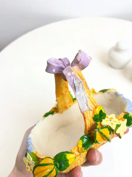 Foto de um(a) Saleiro e pimenteiro em porcelana pintada a mão, da categoria de Saleiros e pimenteiros. Jogo de saleiro e pimenteiro em porcelana pintada a mão, com suporte em resina também pintado a mão. Leves marcas do tempo e... Mostrado de uma perspectiva diferente. Vendido no marketplace Trésors.