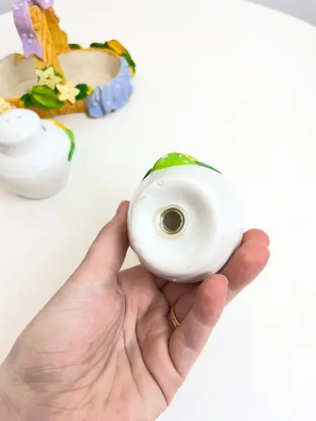 Foto de um(a) Saleiro e pimenteiro em porcelana pintada a mão, da categoria de Saleiros e pimenteiros. Jogo de saleiro e pimenteiro em porcelana pintada a mão, com suporte em resina também pintado a mão. Leves marcas do tempo e... Mostrado de uma perspectiva diferente. Vendido no marketplace Trésors.