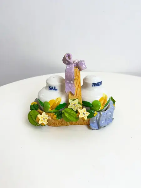 Foto de um(a) Saleiro e pimenteiro em porcelana pintada a mão, da categoria de Saleiros e pimenteiros. Jogo de saleiro e pimenteiro em porcelana pintada a mão, com suporte em resina também pintado a mão. Leves marcas do tempo e... Mostrado de uma perspectiva diferente. Vendido no marketplace Trésors.