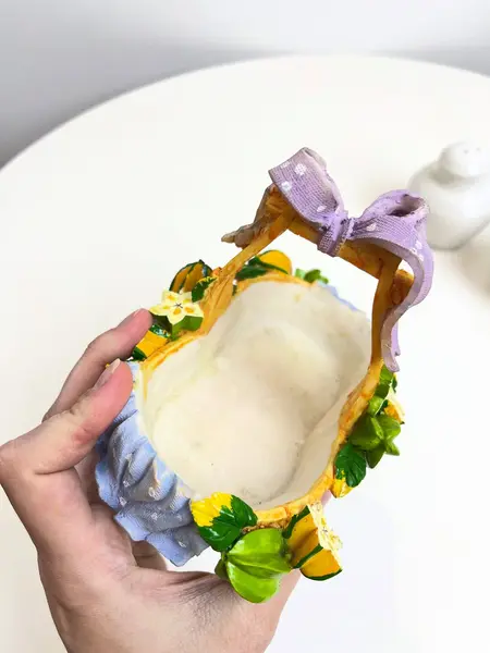 Foto de um(a) Saleiro e pimenteiro em porcelana pintada a mão, da categoria de Saleiros e pimenteiros. Jogo de saleiro e pimenteiro em porcelana pintada a mão, com suporte em resina também pintado a mão. Leves marcas do tempo e... Mostrado de uma perspectiva diferente. Vendido no marketplace Trésors.