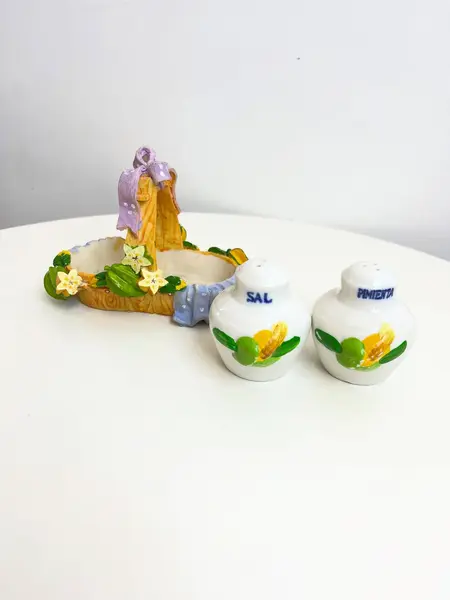 Foto de um(a) Saleiro e pimenteiro em porcelana pintada a mão, da categoria de Saleiros e pimenteiros. Jogo de saleiro e pimenteiro em porcelana pintada a mão, com suporte em resina também pintado a mão. Leves marcas do tempo e... Mostrado de uma perspectiva diferente. Vendido no marketplace Trésors.