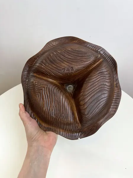 Foto de um(a) ​Petisqueira em cerâmica vitrificada, da categoria de Travessas e tigelas. Petisqueira em cerâmica vitrificada com detalhe em metal. Apresenta marcas do tempo e uso como desgastes no metal, dois... Mostrado de uma perspectiva diferente. Vendido no marketplace Trésors.