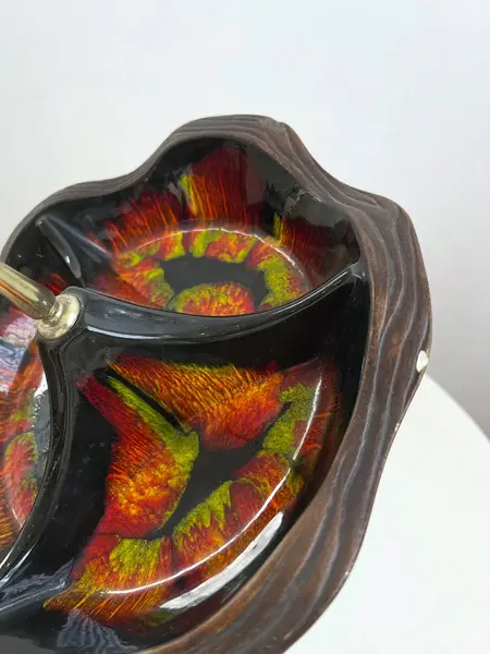 Foto de um(a) ​Petisqueira em cerâmica vitrificada, da categoria de Travessas e tigelas. Petisqueira em cerâmica vitrificada com detalhe em metal. Apresenta marcas do tempo e uso como desgastes no metal, dois... Mostrado de uma perspectiva diferente. Vendido no marketplace Trésors.