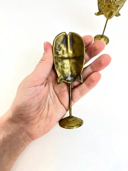 Foto de um(a) Dupla de máscaras orientais em bronze, da categoria de Escultura. Dupla de máscaras orientais em bronze. Leves marcas do tempo. Medidas maior: 13x6cm. Mostrado de uma perspectiva diferente. Vendido no marketplace Trésors.