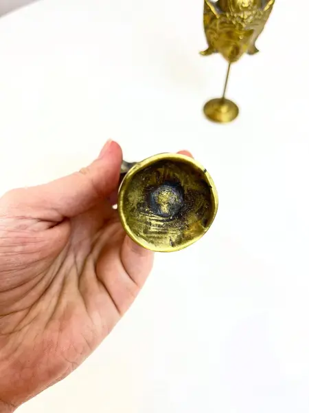 Foto de um(a) Dupla de máscaras orientais em bronze, da categoria de Escultura. Dupla de máscaras orientais em bronze. Leves marcas do tempo. Medidas maior: 13x6cm. Mostrado de uma perspectiva diferente. Vendido no marketplace Trésors.