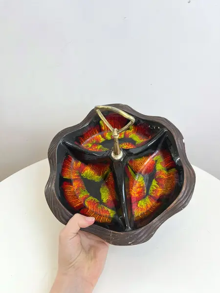 Foto de um(a) ​Petisqueira em cerâmica vitrificada, da categoria de Travessas e tigelas. Petisqueira em cerâmica vitrificada com detalhe em metal. Apresenta marcas do tempo e uso como desgastes no metal, dois... Mostrado de uma perspectiva diferente. Vendido no marketplace Trésors.