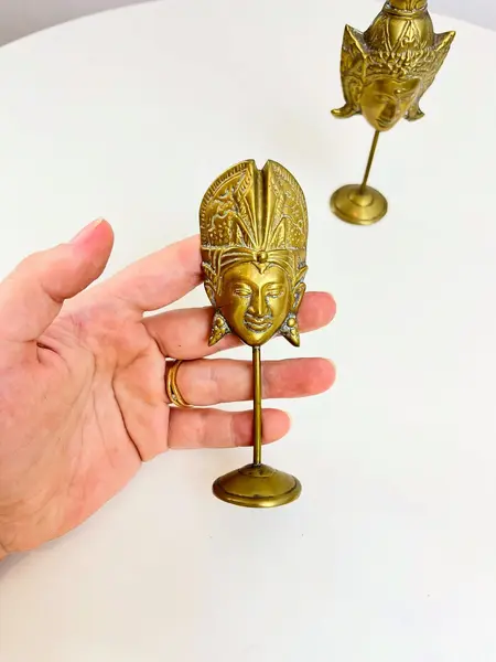 Foto de um(a) Dupla de máscaras orientais em bronze, da categoria de Escultura. Dupla de máscaras orientais em bronze. Leves marcas do tempo. Medidas maior: 13x6cm. Mostrado de uma perspectiva diferente. Vendido no marketplace Trésors.