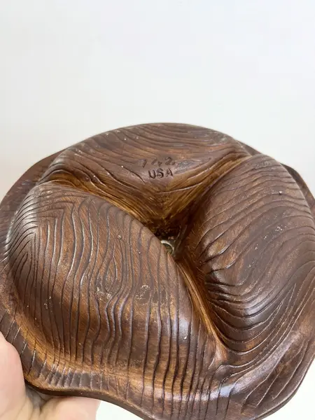 Foto de um(a) ​Petisqueira em cerâmica vitrificada, da categoria de Travessas e tigelas. Petisqueira em cerâmica vitrificada com detalhe em metal. Apresenta marcas do tempo e uso como desgastes no metal, dois... Mostrado de uma perspectiva diferente. Vendido no marketplace Trésors.