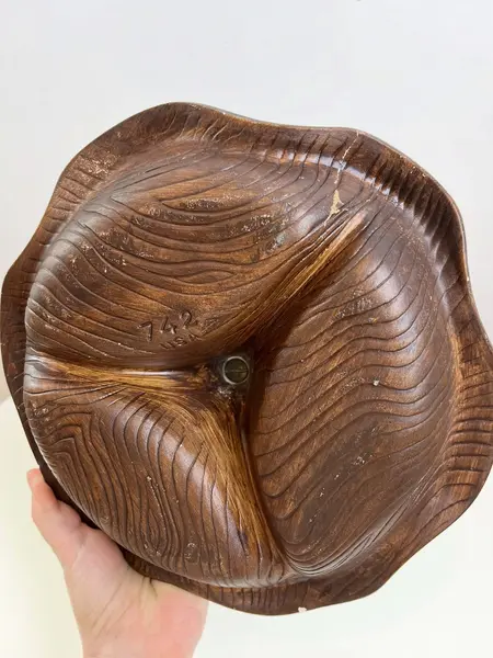 Foto de um(a) ​Petisqueira em cerâmica vitrificada, da categoria de Travessas e tigelas. Petisqueira em cerâmica vitrificada com detalhe em metal. Apresenta marcas do tempo e uso como desgastes no metal, dois... Mostrado de uma perspectiva diferente. Vendido no marketplace Trésors.