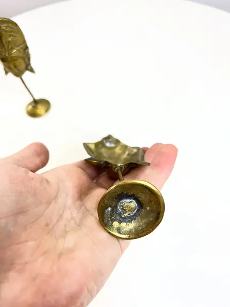 Foto de um(a) Dupla de máscaras orientais em bronze, da categoria de Escultura. Dupla de máscaras orientais em bronze. Leves marcas do tempo. Medidas maior: 13x6cm. Mostrado de uma perspectiva diferente. Vendido no marketplace Trésors.