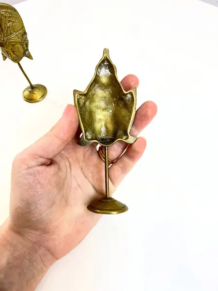 Foto de um(a) Dupla de máscaras orientais em bronze, da categoria de Escultura. Dupla de máscaras orientais em bronze. Leves marcas do tempo. Medidas maior: 13x6cm. Mostrado de uma perspectiva diferente. Vendido no marketplace Trésors.