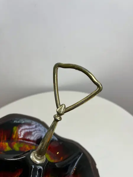 Foto de um(a) ​Petisqueira em cerâmica vitrificada, da categoria de Travessas e tigelas. Petisqueira em cerâmica vitrificada com detalhe em metal. Apresenta marcas do tempo e uso como desgastes no metal, dois... Mostrado de uma perspectiva diferente. Vendido no marketplace Trésors.