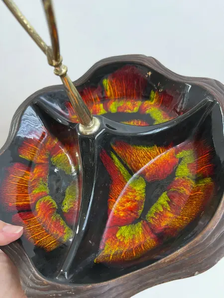 Foto de um(a) ​Petisqueira em cerâmica vitrificada, da categoria de Travessas e tigelas. Petisqueira em cerâmica vitrificada com detalhe em metal. Apresenta marcas do tempo e uso como desgastes no metal, dois... Mostrado de uma perspectiva diferente. Vendido no marketplace Trésors.