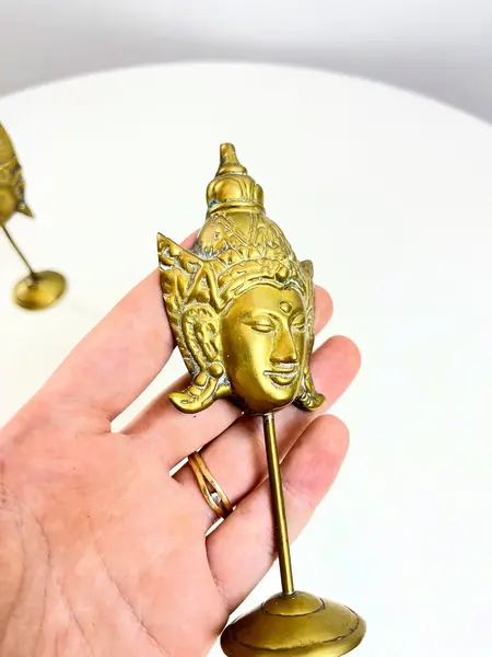 Foto de um(a) Dupla de máscaras orientais em bronze, da categoria de Escultura. Dupla de máscaras orientais em bronze. Leves marcas do tempo. Medidas maior: 13x6cm. Mostrado de uma perspectiva diferente. Vendido no marketplace Trésors.