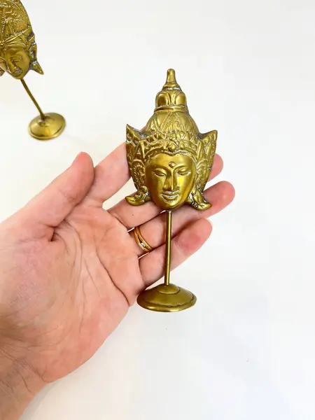 Foto de um(a) Dupla de máscaras orientais em bronze, da categoria de Escultura. Dupla de máscaras orientais em bronze. Leves marcas do tempo. Medidas maior: 13x6cm. Mostrado de uma perspectiva diferente. Vendido no marketplace Trésors.