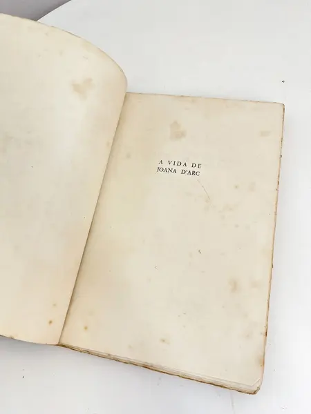 Foto de um(a) Livro 'A Vida de Joana D'Arc' por Érico Veríssimo - 1958, da categoria de Livros. Livro capa brochura de 1958 escrito por Érico Veríssimo sobre A Vida de Joana D’Arc. Várias marcas do tempo e uso. 275... Mostrado de uma perspectiva diferente. Vendido no marketplace Trésors.