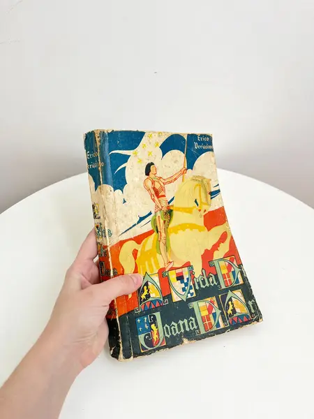 Foto de um(a) Livro 'A Vida de Joana D'Arc' por Érico Veríssimo - 1958, da categoria de Livros. Livro capa brochura de 1958 escrito por Érico Veríssimo sobre A Vida de Joana D’Arc. Várias marcas do tempo e uso. 275... Mostrado de uma perspectiva diferente. Vendido no marketplace Trésors.