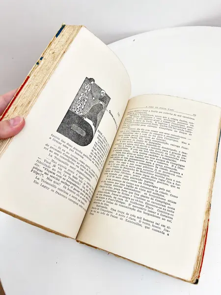 Foto de um(a) Livro 'A Vida de Joana D'Arc' por Érico Veríssimo - 1958, da categoria de Livros. Livro capa brochura de 1958 escrito por Érico Veríssimo sobre A Vida de Joana D’Arc. Várias marcas do tempo e uso. 275... Mostrado de uma perspectiva diferente. Vendido no marketplace Trésors.