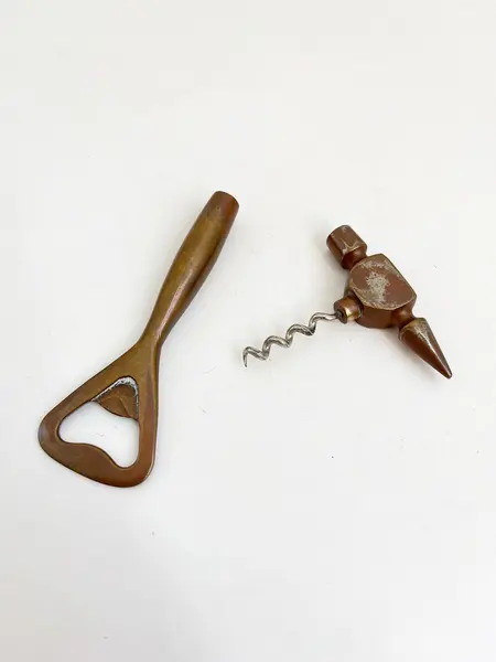 Foto de um(a) ​Abridor de garrafas em metal, da categoria de Abridores de garrafas. Abridor de garrafas em metal com desgastes no banho como nas fotos. Medidas: 14x7cm. Mostrado de uma perspectiva diferente. Vendido no marketplace Trésors.