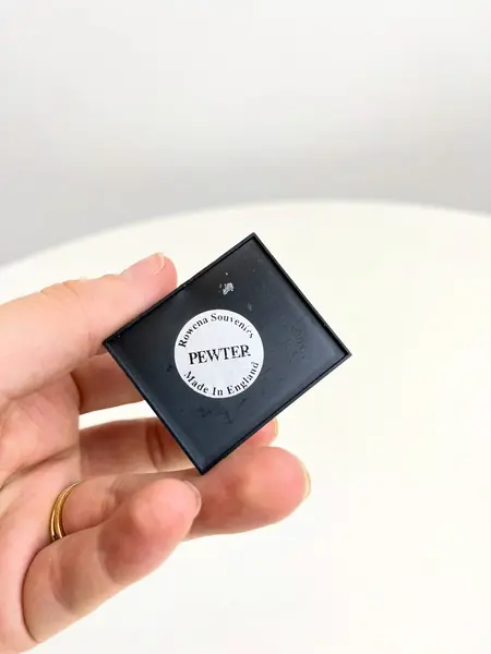 Foto de um(a) ​Dedal em chumbo na caixinha de acrílico, da categoria de Outros colecionáveis. Dedal em chumbo na caixinha de acrílico. Souvenir inglês. Medidas caixinha: 4x3,5cm. Mostrado de uma perspectiva diferente. Vendido no marketplace Trésors.