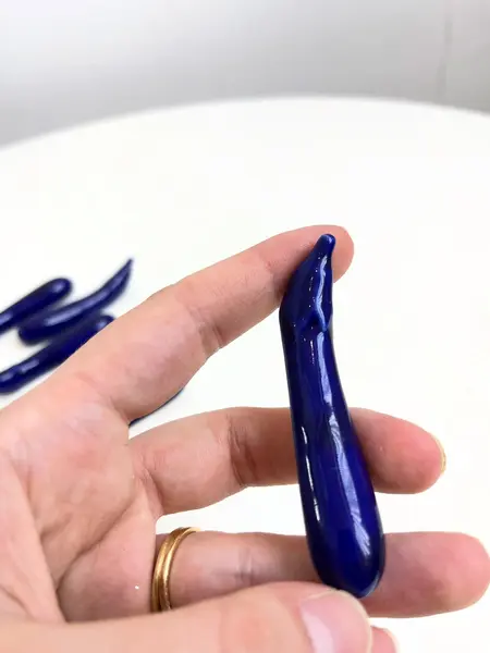 Foto de um(a) ​Jogo com 6 apoios de talheres em porcelana, da categoria de Outros utensílios. Jogo com 6 apoios de talheres em porcelana pintada em azul marinho no formado de berinjelas. Perfeito estado. Medidas:... Mostrado de uma perspectiva diferente. Vendido no marketplace Trésors.