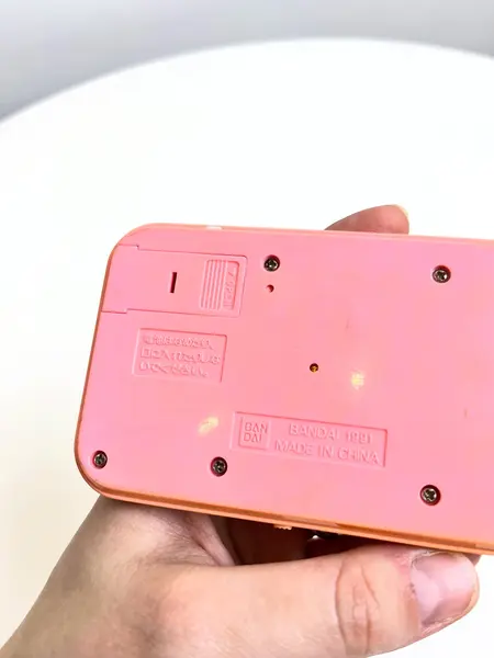 Foto de um(a) ​Jogo eletrônico japonês - decorativo, da categoria de Videogames e jogos de fliperama. Jogo eletrônico japonês. Não funciona, mas super legal para colecionar. Mostrado de uma perspectiva diferente. Vendido no marketplace Trésors.