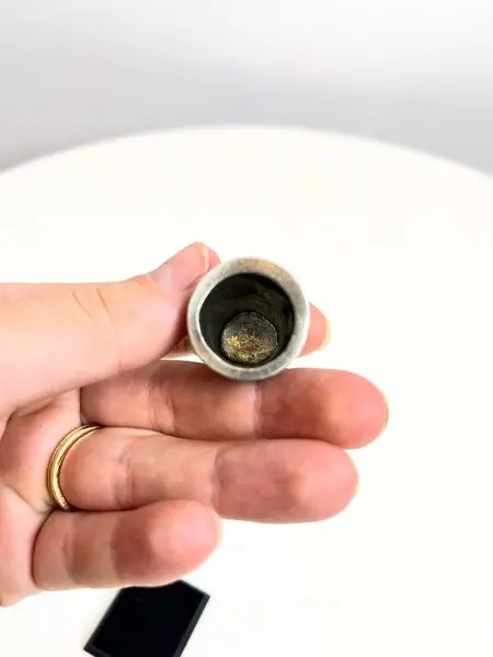 Foto de um(a) ​Dedal em chumbo na caixinha de acrílico, da categoria de Outros colecionáveis. Dedal em chumbo na caixinha de acrílico. Souvenir inglês. Medidas caixinha: 4x3,5cm. Mostrado de uma perspectiva diferente. Vendido no marketplace Trésors.