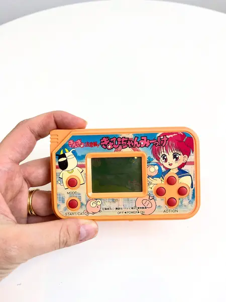 Foto de um(a) ​Jogo eletrônico japonês - decorativo, da categoria de Videogames e jogos de fliperama. Jogo eletrônico japonês. Não funciona, mas super legal para colecionar. Mostrado de uma perspectiva diferente. Vendido no marketplace Trésors.