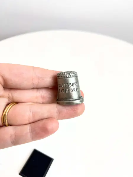 Foto de um(a) ​Dedal em chumbo na caixinha de acrílico, da categoria de Outros colecionáveis. Dedal em chumbo na caixinha de acrílico. Souvenir inglês. Medidas caixinha: 4x3,5cm. Mostrado de uma perspectiva diferente. Vendido no marketplace Trésors.