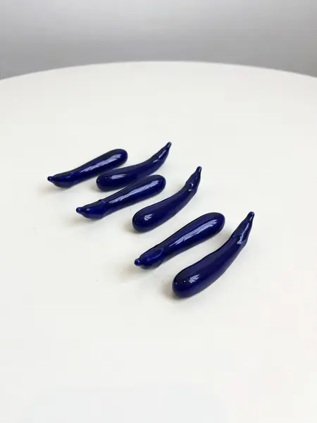 Foto de um(a) ​Jogo com 6 apoios de talheres em porcelana, da categoria de Outros utensílios. Jogo com 6 apoios de talheres em porcelana pintada em azul marinho no formado de berinjelas. Perfeito estado. Medidas:... Mostrado de uma perspectiva diferente. Vendido no marketplace Trésors.