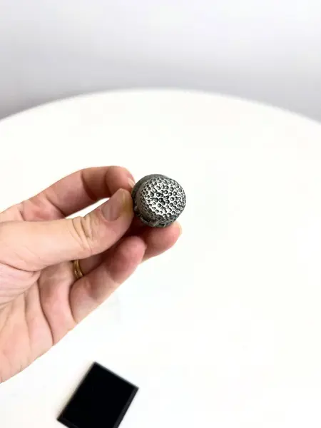 Foto de um(a) ​Dedal em chumbo na caixinha de acrílico, da categoria de Outros colecionáveis. Dedal em chumbo na caixinha de acrílico. Souvenir inglês. Medidas caixinha: 4x3,5cm. Mostrado de uma perspectiva diferente. Vendido no marketplace Trésors.