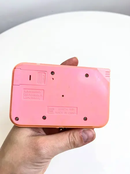 Foto de um(a) ​Jogo eletrônico japonês - decorativo, da categoria de Videogames e jogos de fliperama. Jogo eletrônico japonês. Não funciona, mas super legal para colecionar. Mostrado de uma perspectiva diferente. Vendido no marketplace Trésors.