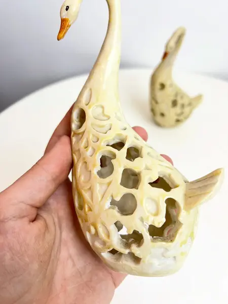 Foto de um(a) Cisne em resina decorativo, da categoria de Objetos decorativos. Cisnes em resina recortados. Mínimas marcas do tempo e uso. Medidas: 16x9cm**VALOR DO ANÚNCIO É UNITÁRIO**. Mostrado de uma perspectiva diferente. Vendido no marketplace Trésors.