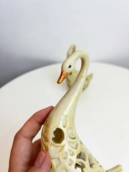 Foto de um(a) Cisne em resina decorativo, da categoria de Objetos decorativos. Cisnes em resina recortados. Mínimas marcas do tempo e uso. Medidas: 16x9cm**VALOR DO ANÚNCIO É UNITÁRIO**. Mostrado de uma perspectiva diferente. Vendido no marketplace Trésors.