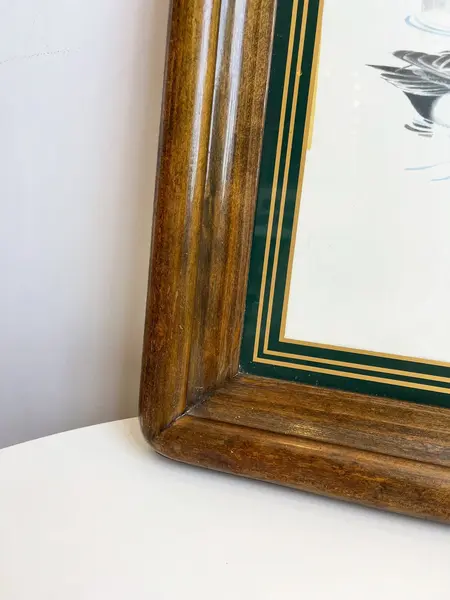 Foto de um(a) ​Impressão emoldurada em madeira e vidro - Patos na lagoa, da categoria de Impressões. Impressão emoldurada em madeira e vidro. Marcas do tempo e uso na moldura, mas nada que um leve restauro não resolva. ... Mostrado de uma perspectiva diferente. Vendido no marketplace Trésors.