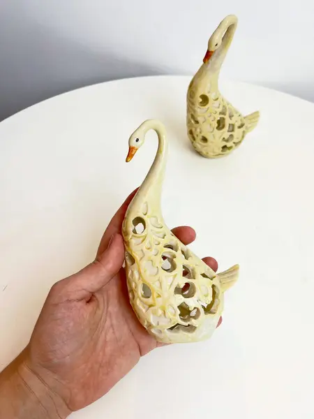 Foto de um(a) Cisne em resina decorativo, da categoria de Objetos decorativos. Cisnes em resina recortados. Mínimas marcas do tempo e uso. Medidas: 16x9cm**VALOR DO ANÚNCIO É UNITÁRIO**. Mostrado de uma perspectiva diferente. Vendido no marketplace Trésors.