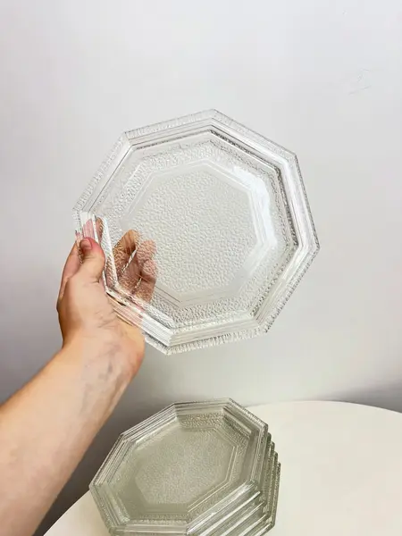 Foto de um(a) Jogo com 06 pratos de sobremesa, da categoria de Jogos de pratos. Jogo com 6 pratos de sobremesa em vidro texturizado, da década de 70. Perfeito estado. Medidas: 20x20cm. Mostrado de uma perspectiva diferente. Vendido no marketplace Trésors.