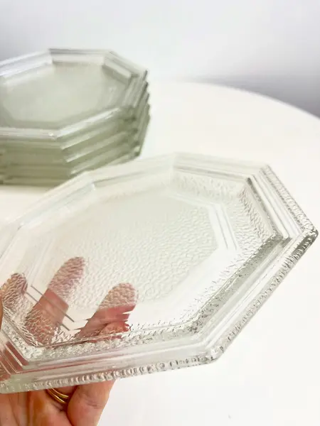 Foto de um(a) Jogo com 06 pratos de sobremesa, da categoria de Jogos de pratos. Jogo com 6 pratos de sobremesa em vidro texturizado, da década de 70. Perfeito estado. Medidas: 20x20cm. Mostrado de uma perspectiva diferente. Vendido no marketplace Trésors.