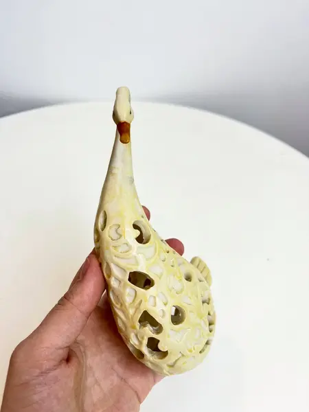 Foto de um(a) Cisne em resina decorativo, da categoria de Objetos decorativos. Cisnes em resina recortados. Mínimas marcas do tempo e uso. Medidas: 16x9cm**VALOR DO ANÚNCIO É UNITÁRIO**. Mostrado de uma perspectiva diferente. Vendido no marketplace Trésors.