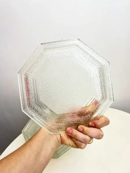 Foto de um(a) Jogo com 06 pratos de sobremesa, da categoria de Jogos de pratos. Jogo com 6 pratos de sobremesa em vidro texturizado, da década de 70. Perfeito estado. Medidas: 20x20cm. Mostrado de uma perspectiva diferente. Vendido no marketplace Trésors.